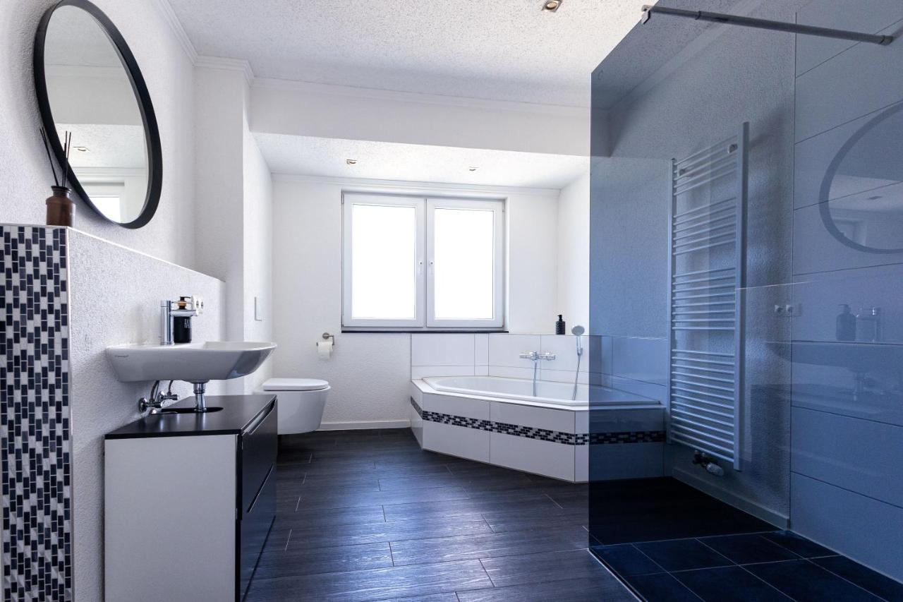 Design Apartment Zentral Fuer 6 In Andernach: Ausblick, Wifi, Kueche 외부 사진